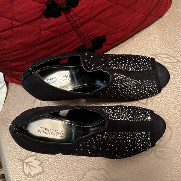 Sparkling and beautiful by Jennifer Lopez. - Picture 2 of 11